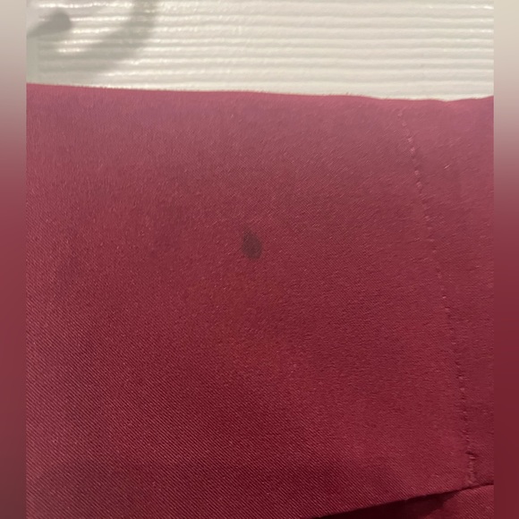 XL FIGS Catarina 1 pocket top XL FIGS Kade Cargo pant in Burgundy. STAIN on pant - Picture 6 of 6